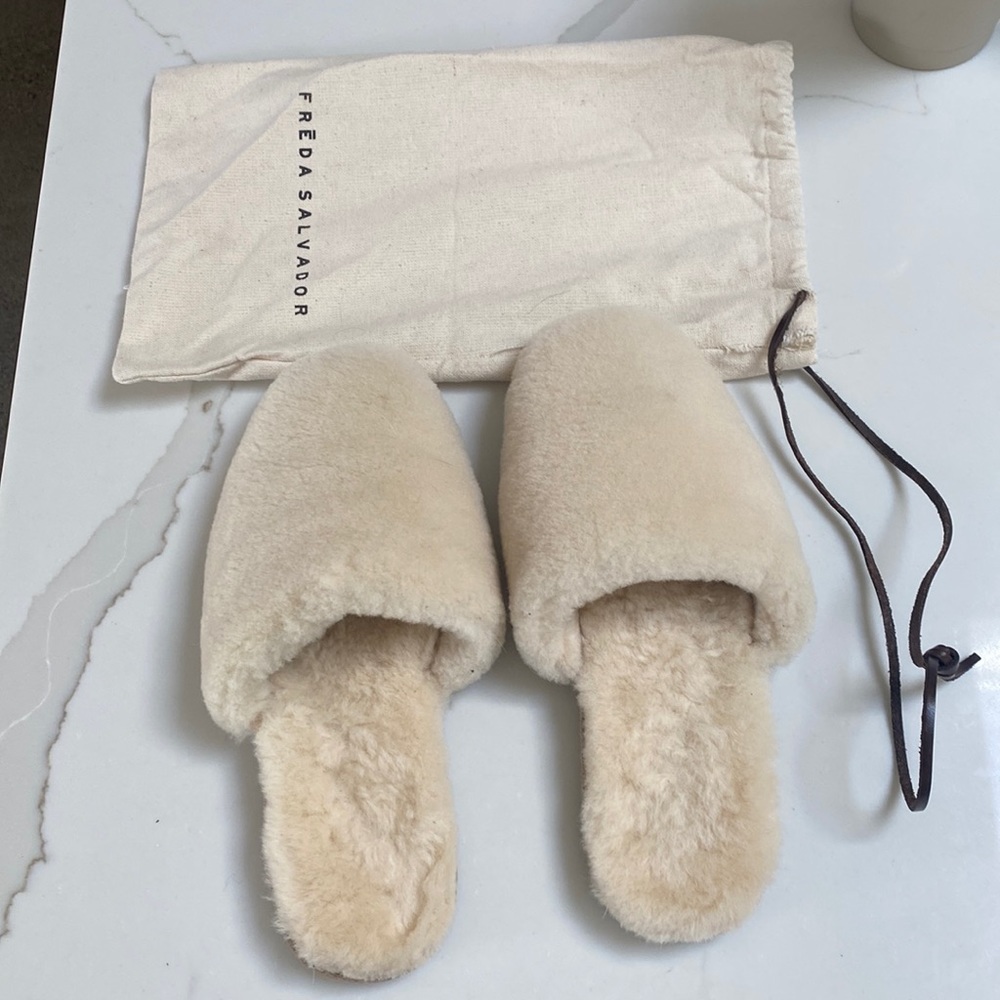 Freda Salvador Cream fuzzy shearling slippers, size M